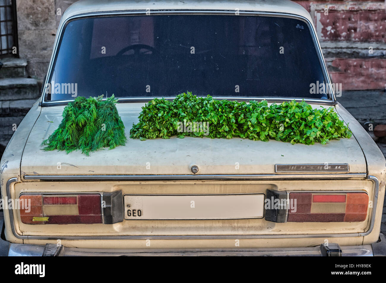 Verdure in stallo sulla vecchia auto tronco, Kutaisi mercato, Regione di Imereti, Georgia, nel Caucaso, Medio Oriente e Asia Foto Stock