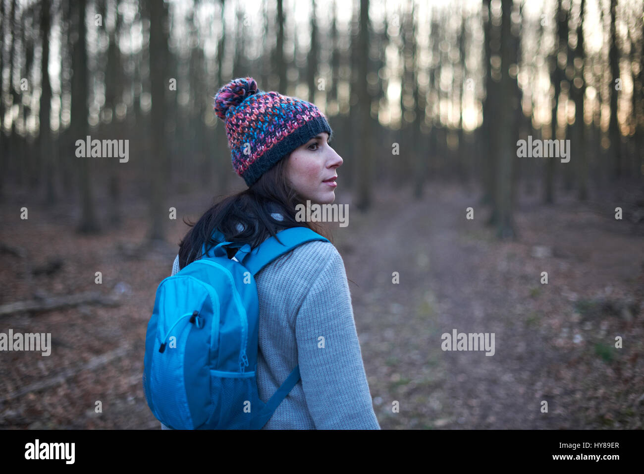 Una donna in un paese a piedi nei boschi Foto Stock