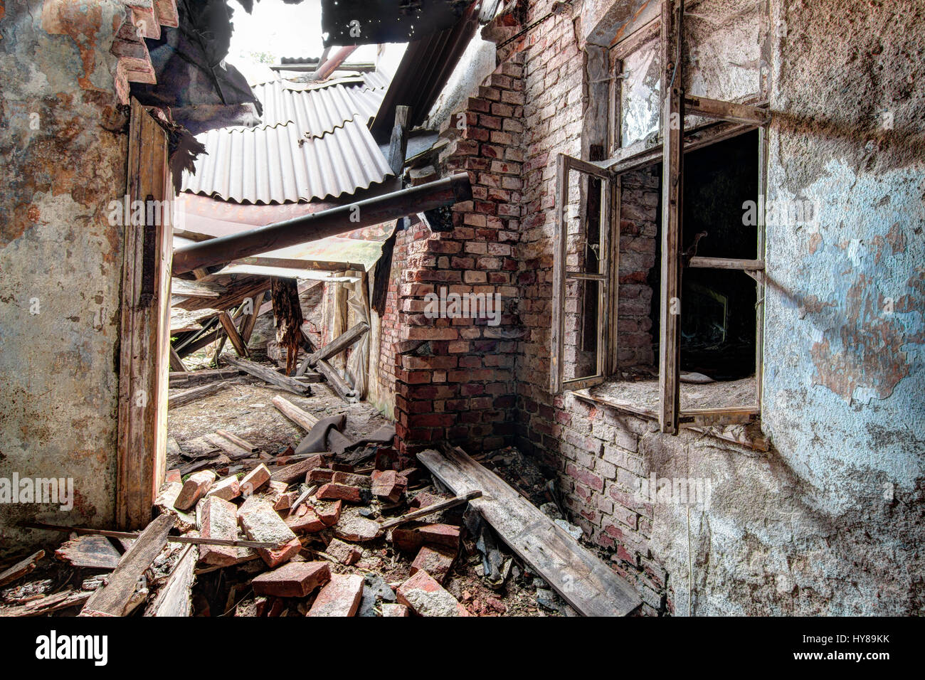 Interno della vecchia, abbandonato e cadente edificio, Repubblica Ceca Foto Stock