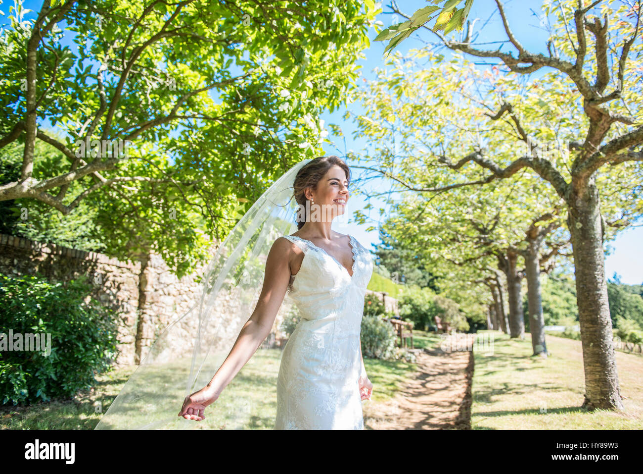 Una sposa godendo il suo giorno di nozze al sole Foto Stock