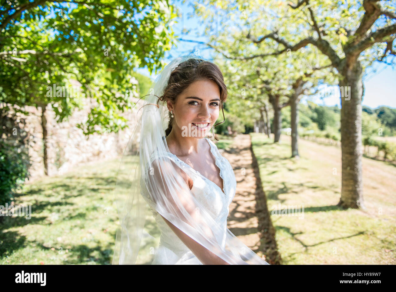 Una sposa godendo il suo giorno di nozze al sole Foto Stock