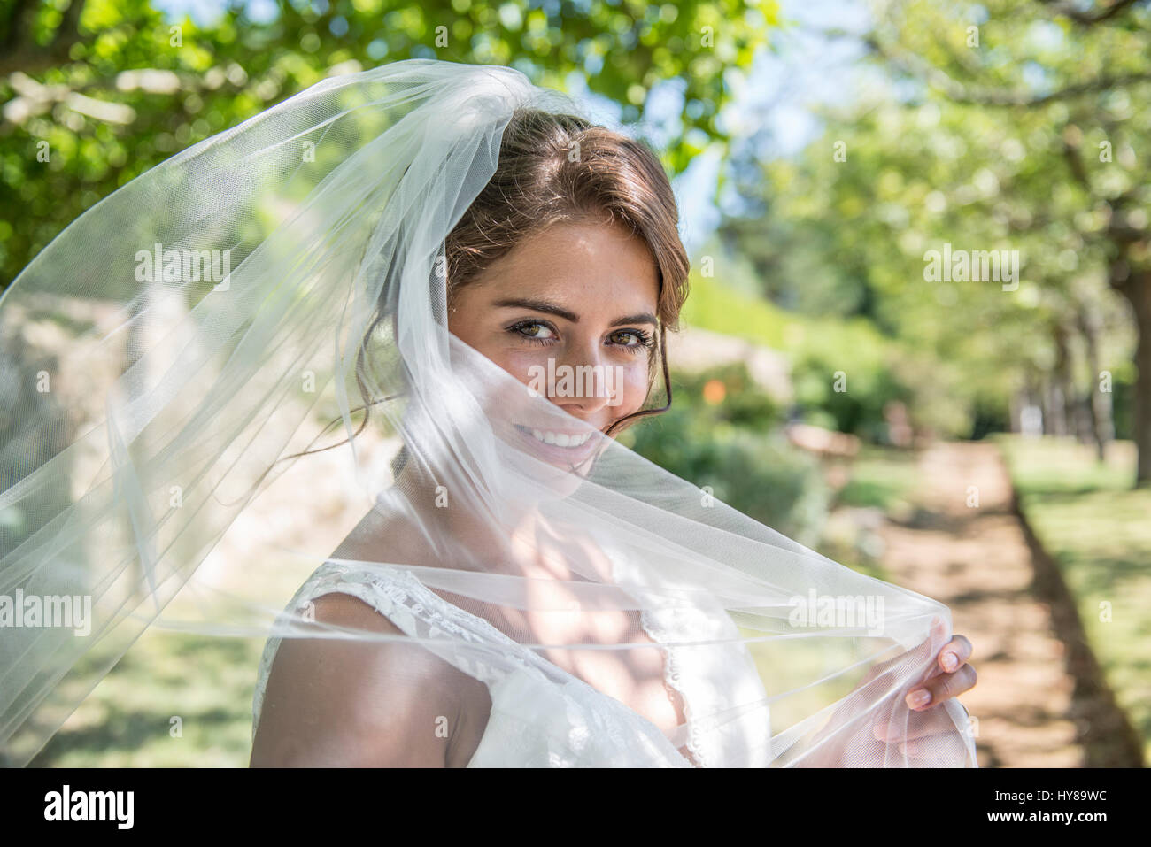 Una sposa godendo il suo giorno di nozze al sole Foto Stock