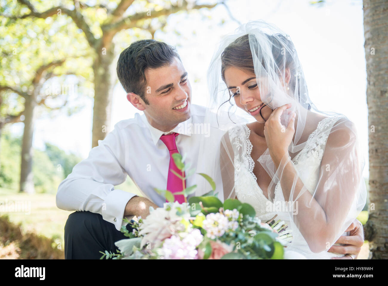 La sposa e lo sposo godendo il loro giorno di nozze Foto Stock