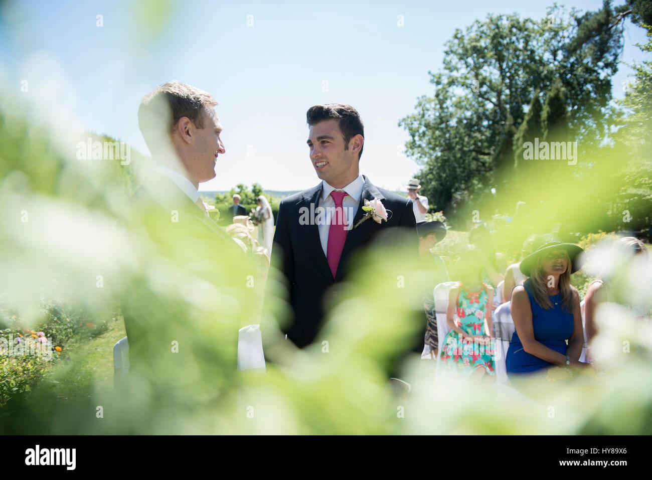 Un groom e miglior uomo in attesa per la sposa prima del servizio di nozze Foto Stock