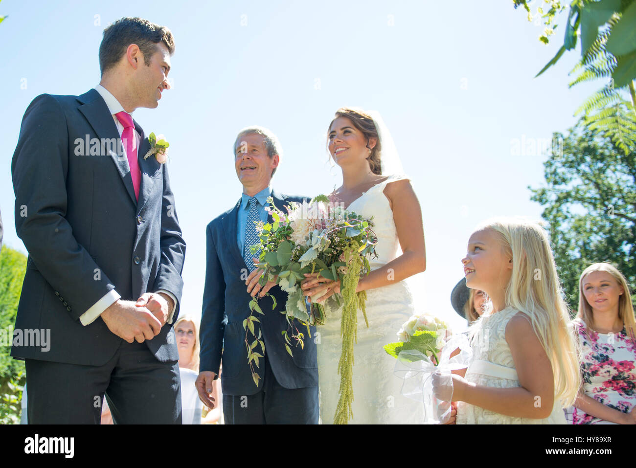 Un orgoglioso padre accompagna la sua figlia del corridoio sul suo giorno di nozze Foto Stock
