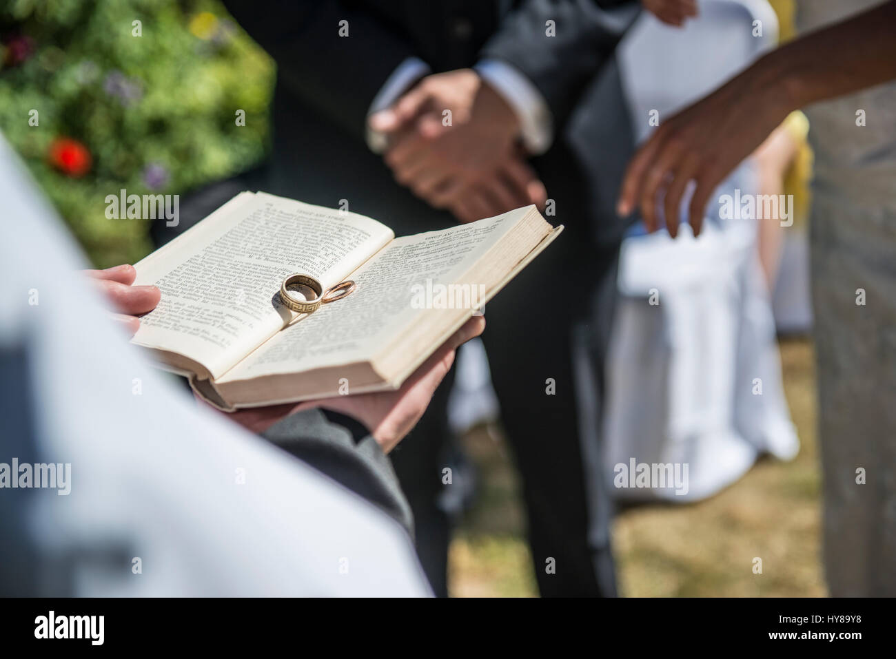 Due anelli di nozze resto sulla Bibbia in occasione di una cerimonia nuziale Foto Stock
