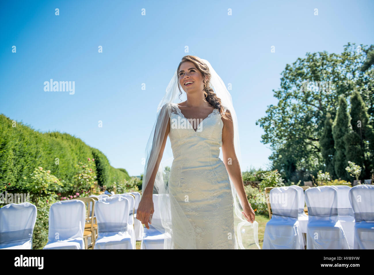 Una sposa godendo il suo giorno di nozze Foto Stock
