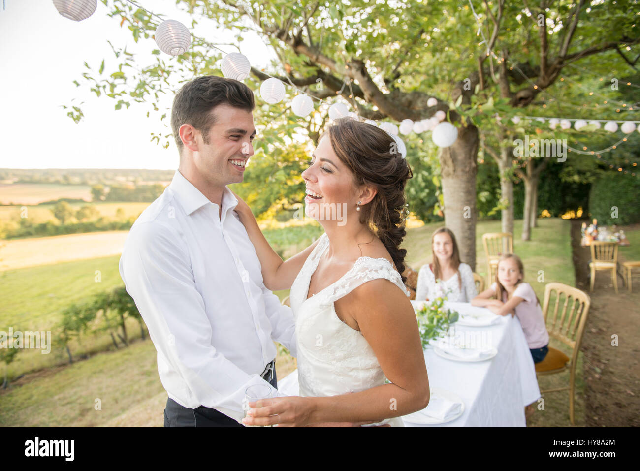 La sposa e lo sposo si divertono a un matrimonio esterno Foto Stock