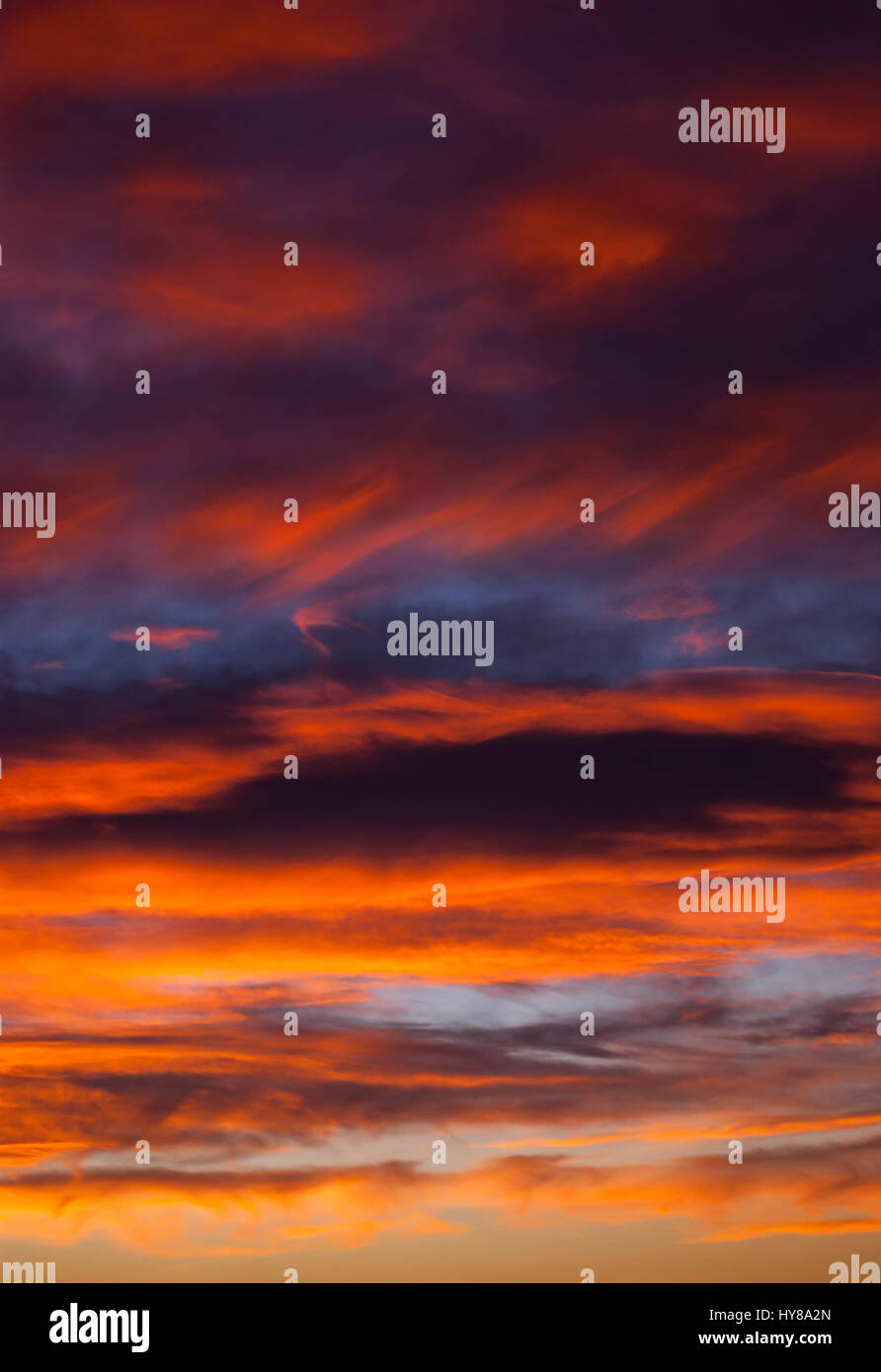 Tramonto Cielo e nubi con colori caldi. Foto Stock