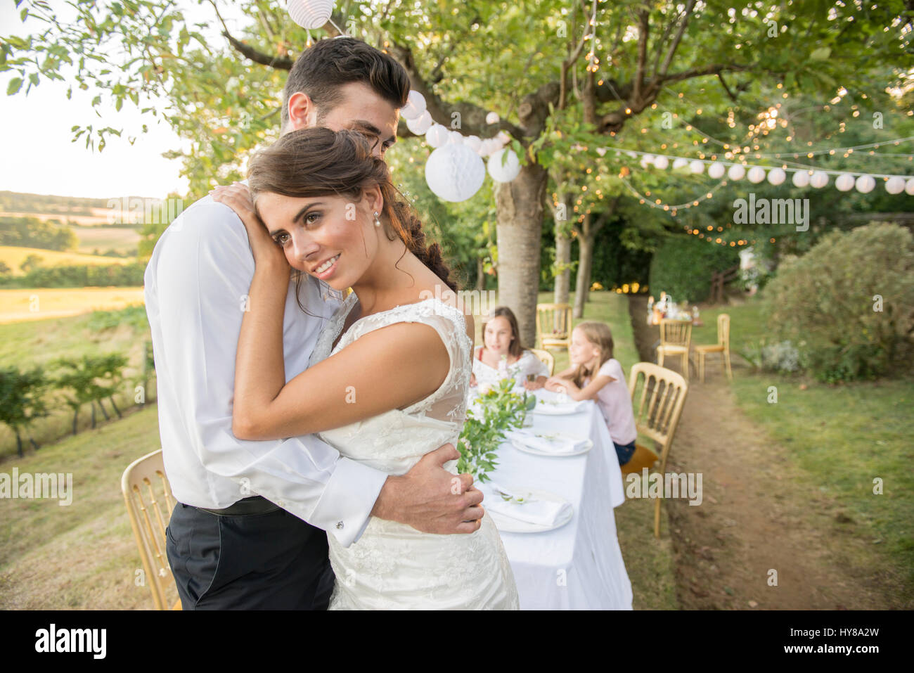 La sposa e lo sposo si divertono a un matrimonio esterno Foto Stock