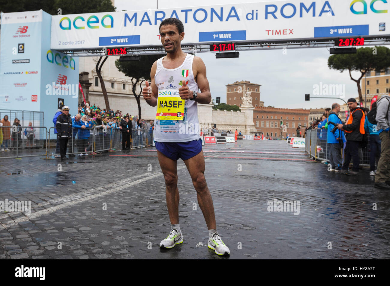 Roma, Italia. 02Apr, 2017. Nasef Ahamed (7° posto) in posa per una foto durante la ventitreesima edizione della Maratona di Roma (Maratona di Roma), un annuale IAAF (Associazione Internazionale delle Federazioni di Atletica) Competizione maratona ospitato dalla città di Roma, Italia il 02 aprile 2017. Sedici mila corridori provenienti da 131 paesi prendono parte alla XXIII Maratona di Roma che ha una distanza di lunghezza totale di 42.195 chilometri. Credito: Giuseppe Ciccia/Pacific Press/Alamy Live News Foto Stock