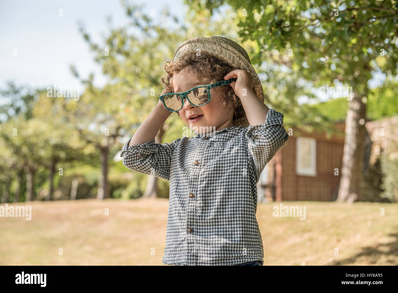 Un giovane ragazzo gioca sotto il sole Foto Stock