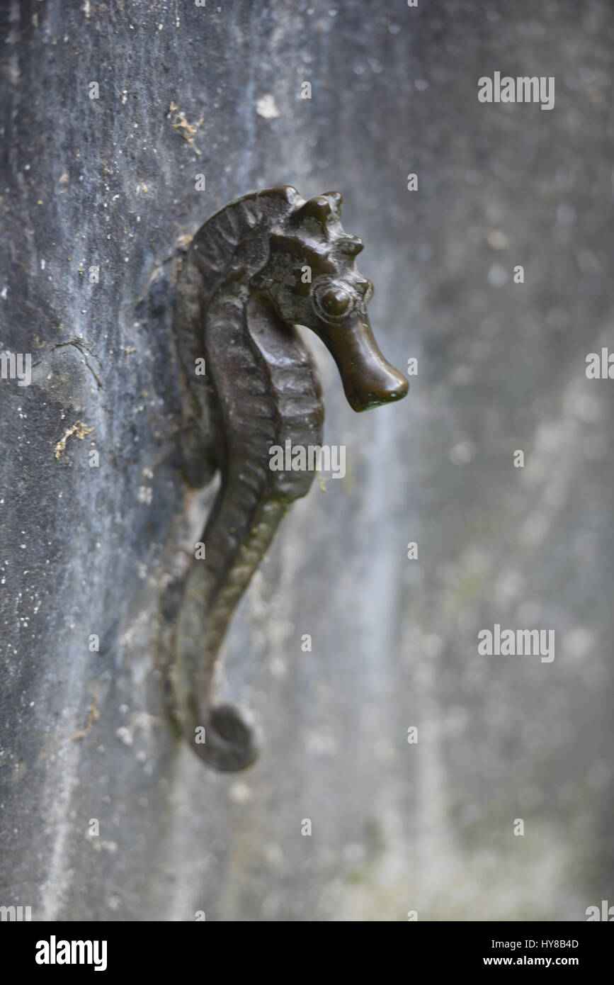 Vedere decorazione cavallo realizzato in acciaio e collocato sulla parete di cemento Foto Stock