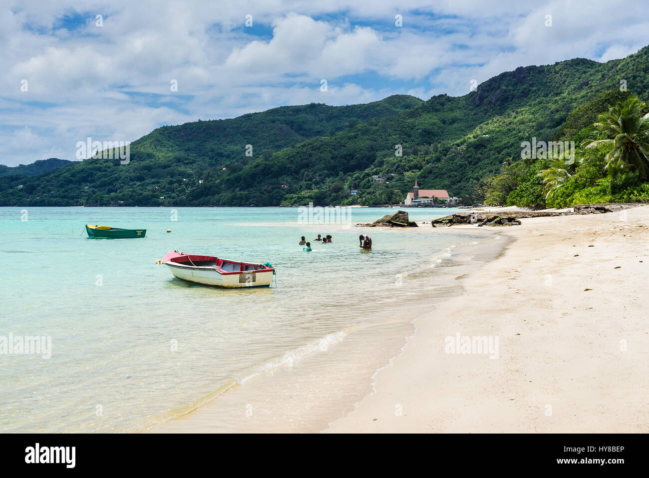 Anse Royale, Isola di Mahe, Seychelles - Dicembre 15, 2015: Seychelles paradiso, le Anse Royale spiaggia di Mahe con sabbia bianca e mare turchese e coconu Foto Stock