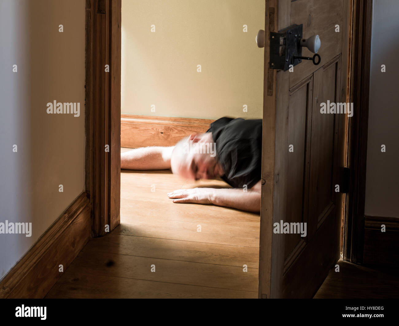 L uomo è crollato sul pavimento a casa Foto Stock