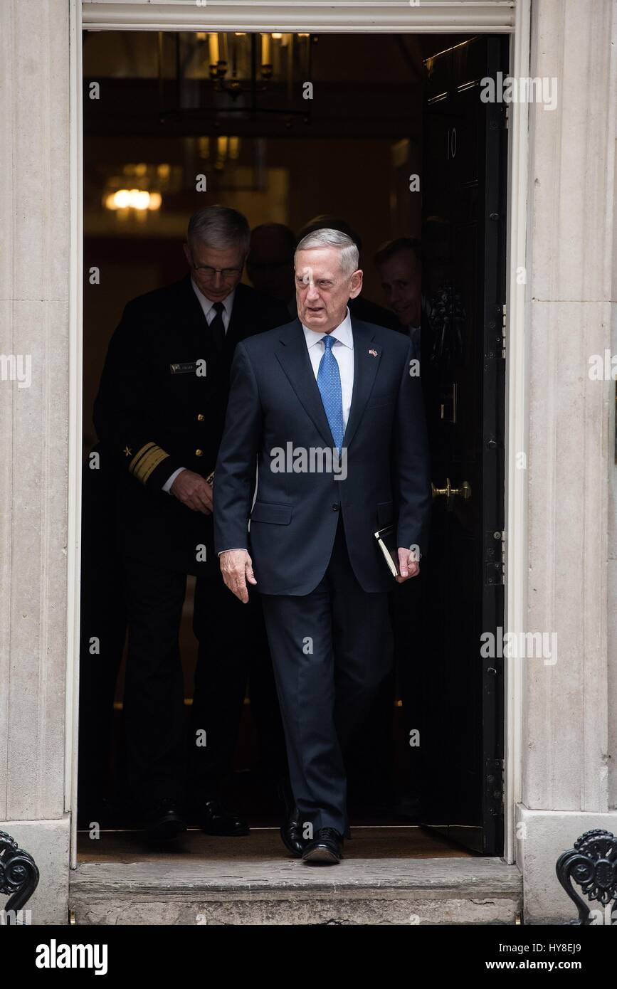 Stati Uniti Il Segretario della Difesa Jim Mattis partono 10 Downing Street a seguito di un incontro bilaterale con il Primo Ministro britannico Theresa Maggio 31 marzo 2017 a Londra, Regno Unito. Foto Stock