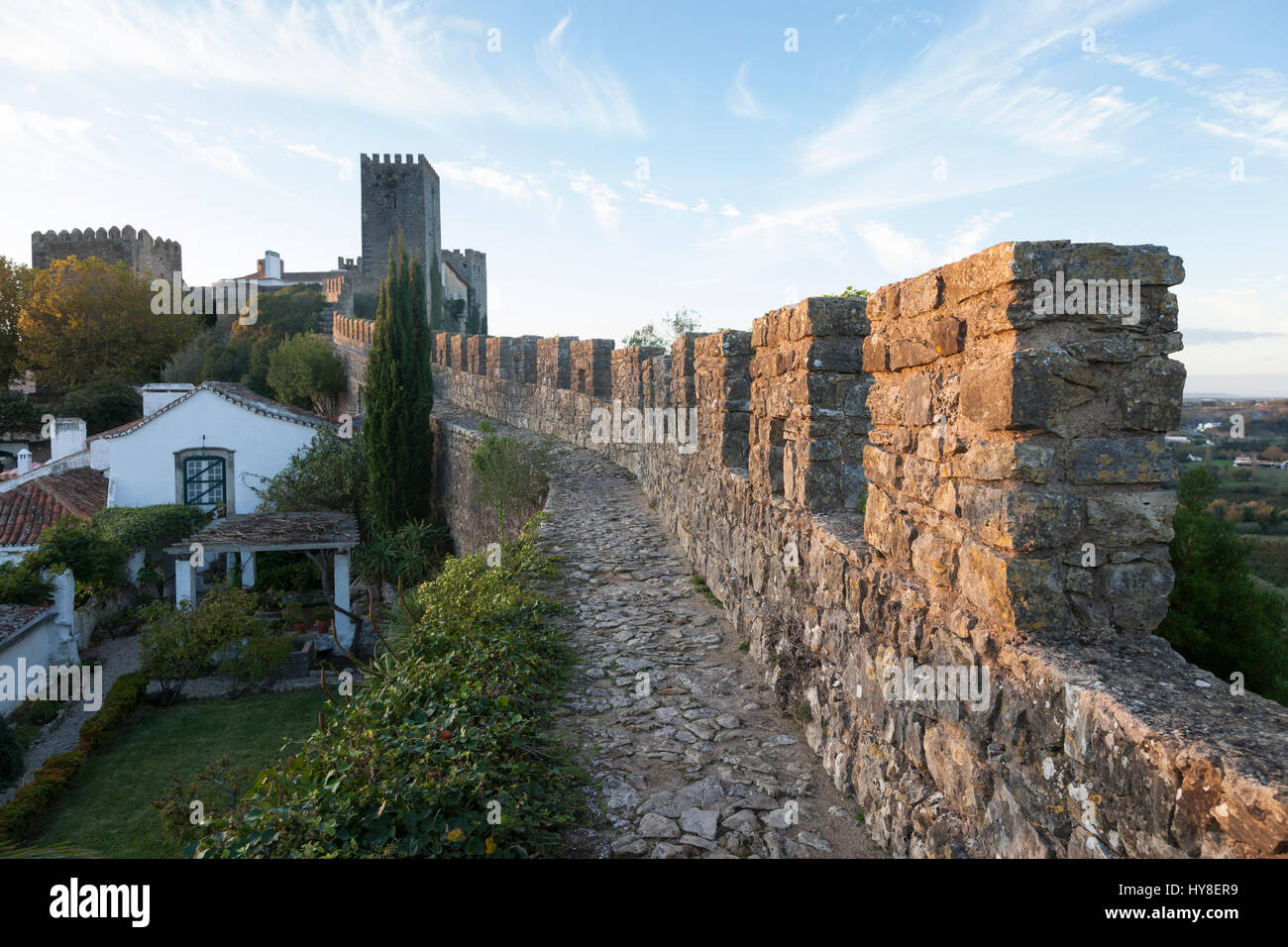 Óbidos, Portogallo: passeggiata lungo le mura fortificate che conduce al castello medievale di Óbidos. Foto Stock