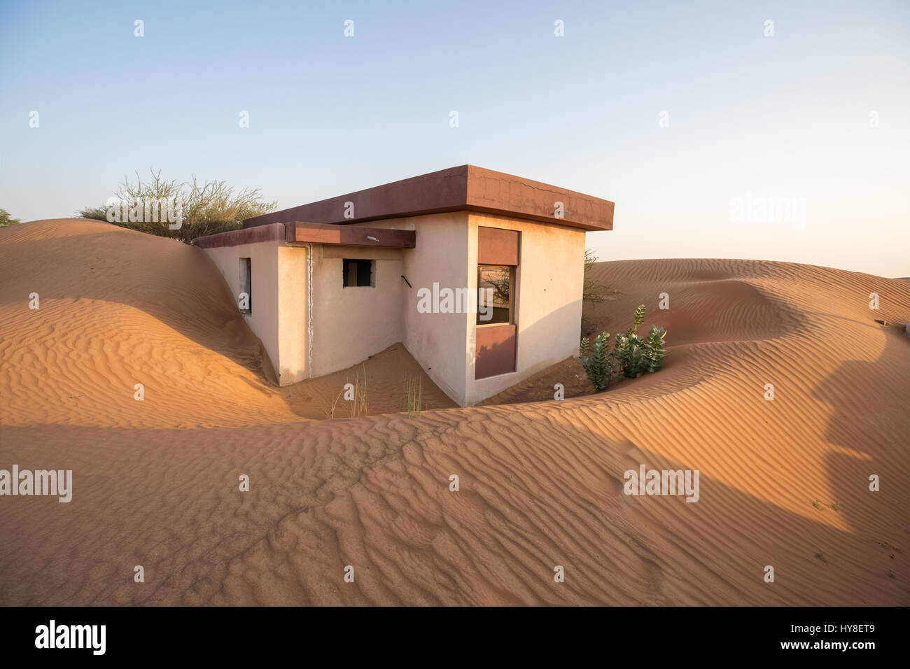 Villaggio operaio nel deserto arabico abbandonato negli anni settanta a causa di rumori di haunted case. Dubai, Emirati Arabi Uniti. Foto Stock