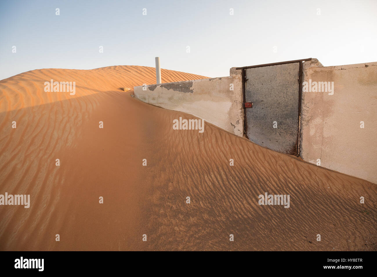 Villaggio operaio nel deserto arabico abbandonato negli anni settanta a causa di rumori di haunted case. Dubai, Emirati Arabi Uniti. Foto Stock