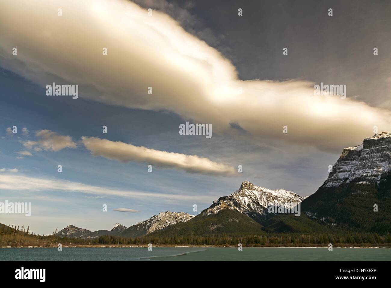 Fenomeno meteorologico High Cloud formazioni Blue Chinook Sky. Panorama delle colline pedemontane dell'Alberta, Canad Rocky Mountain Peaks Foto Stock