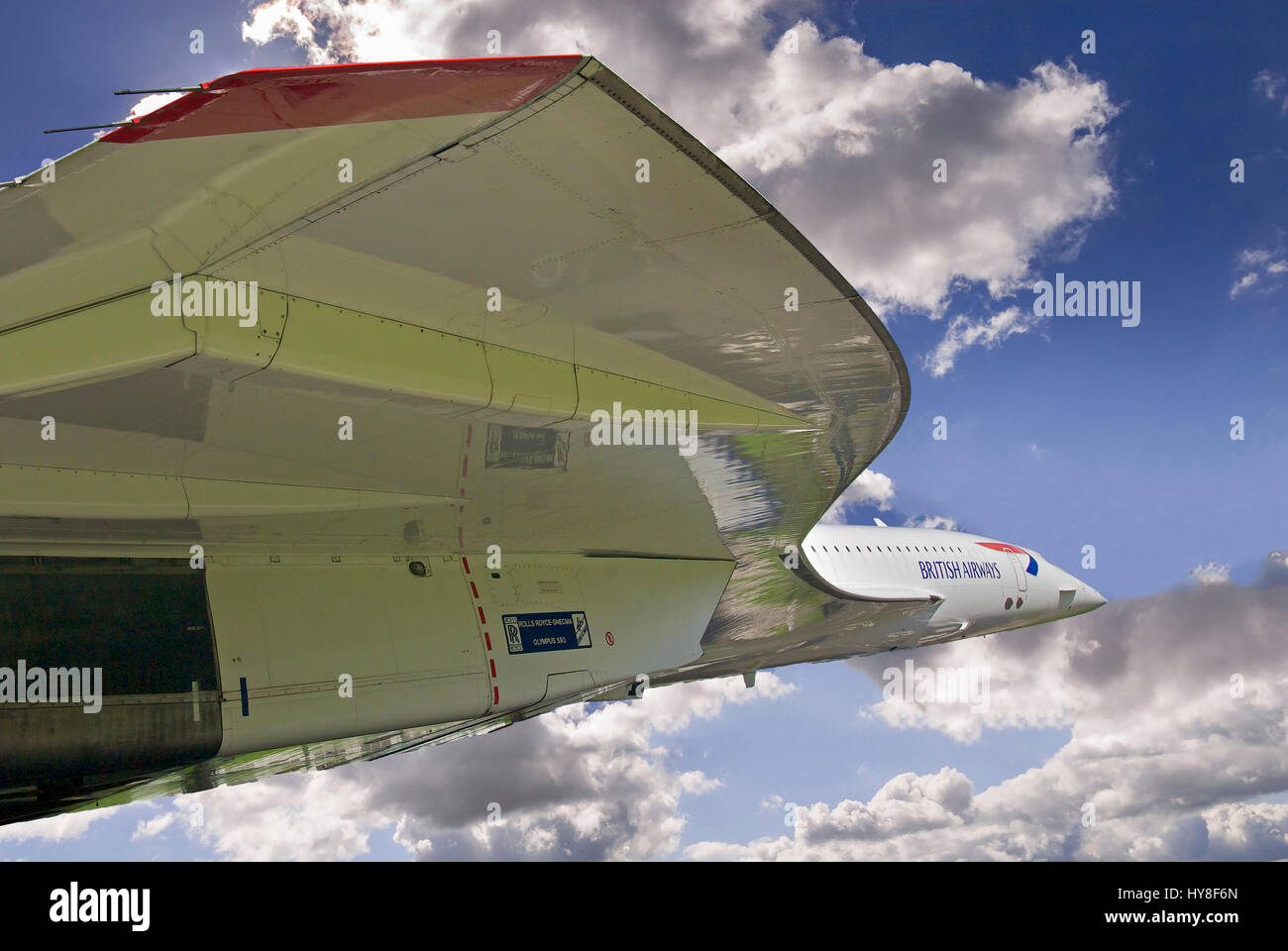 Concorde naso contro il cielo blu e nuvole. Airbrushed per simulare in volo. Foto Stock