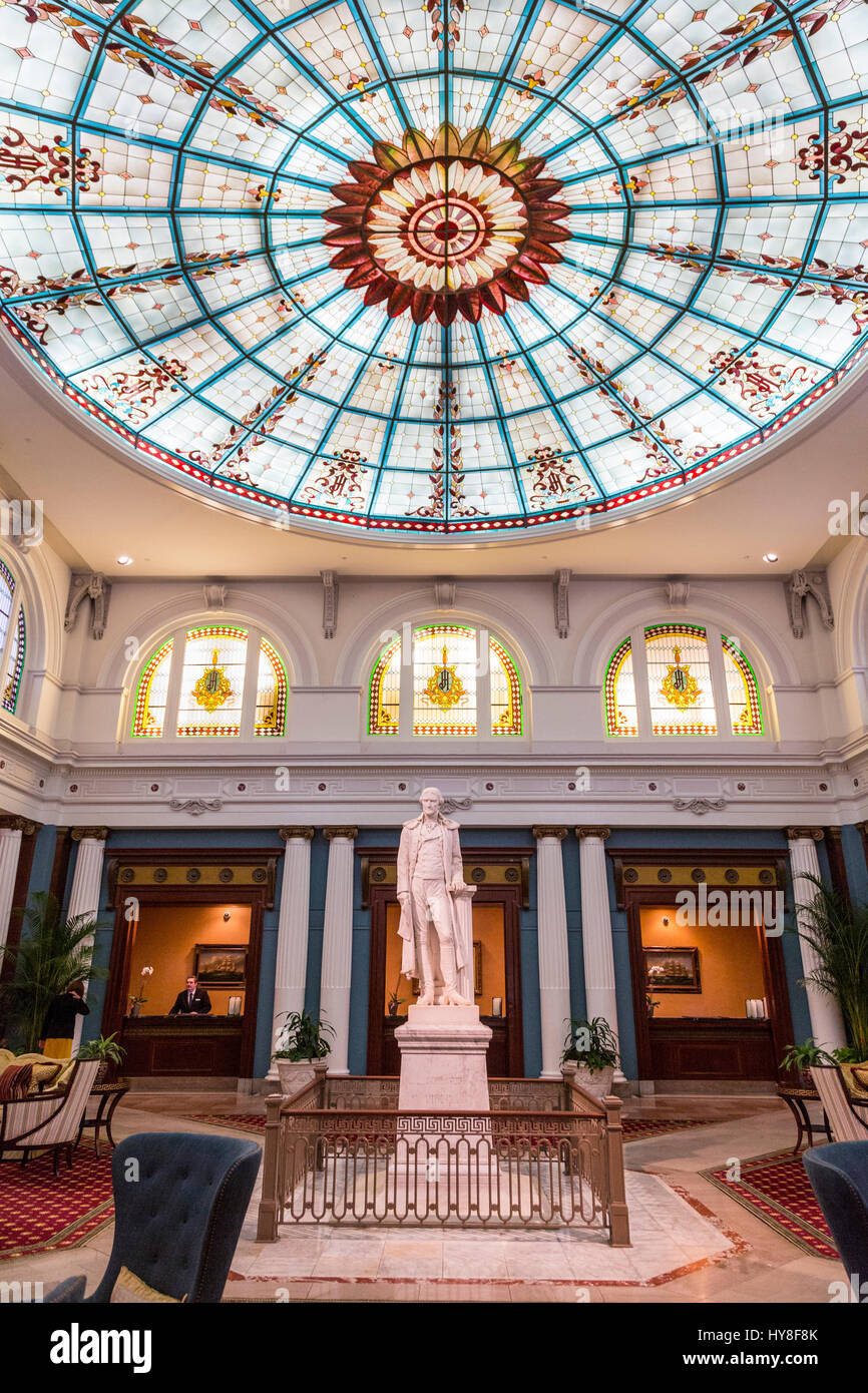 Richmond, Virginia. Jefferson statua nella Lobby di registrazione del Jefferson Hotel, aperto nel 1895. Foto Stock