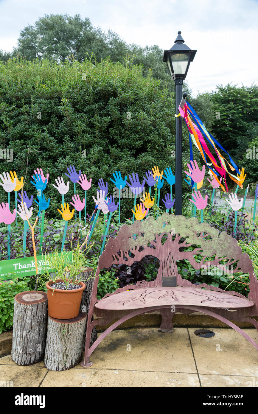 Richmond, Virginia. Lewis Ginter Botanical Garden, giardino dei bambini, aiutando le mani. Foto Stock