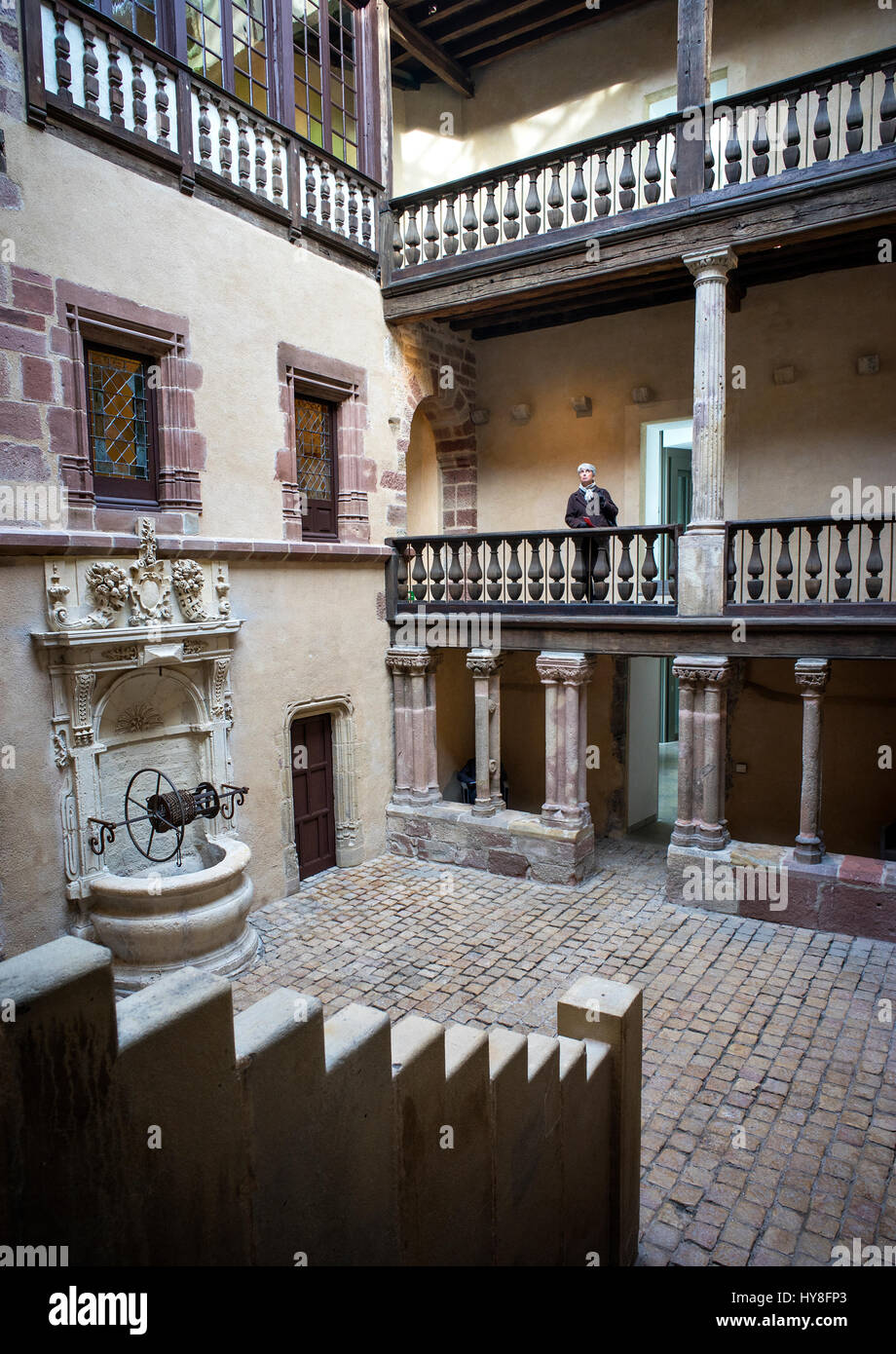 Francia, Aveyron, Rodez, Hotel de Jouery, il museo Fenaille, la corte interna. Foto Stock