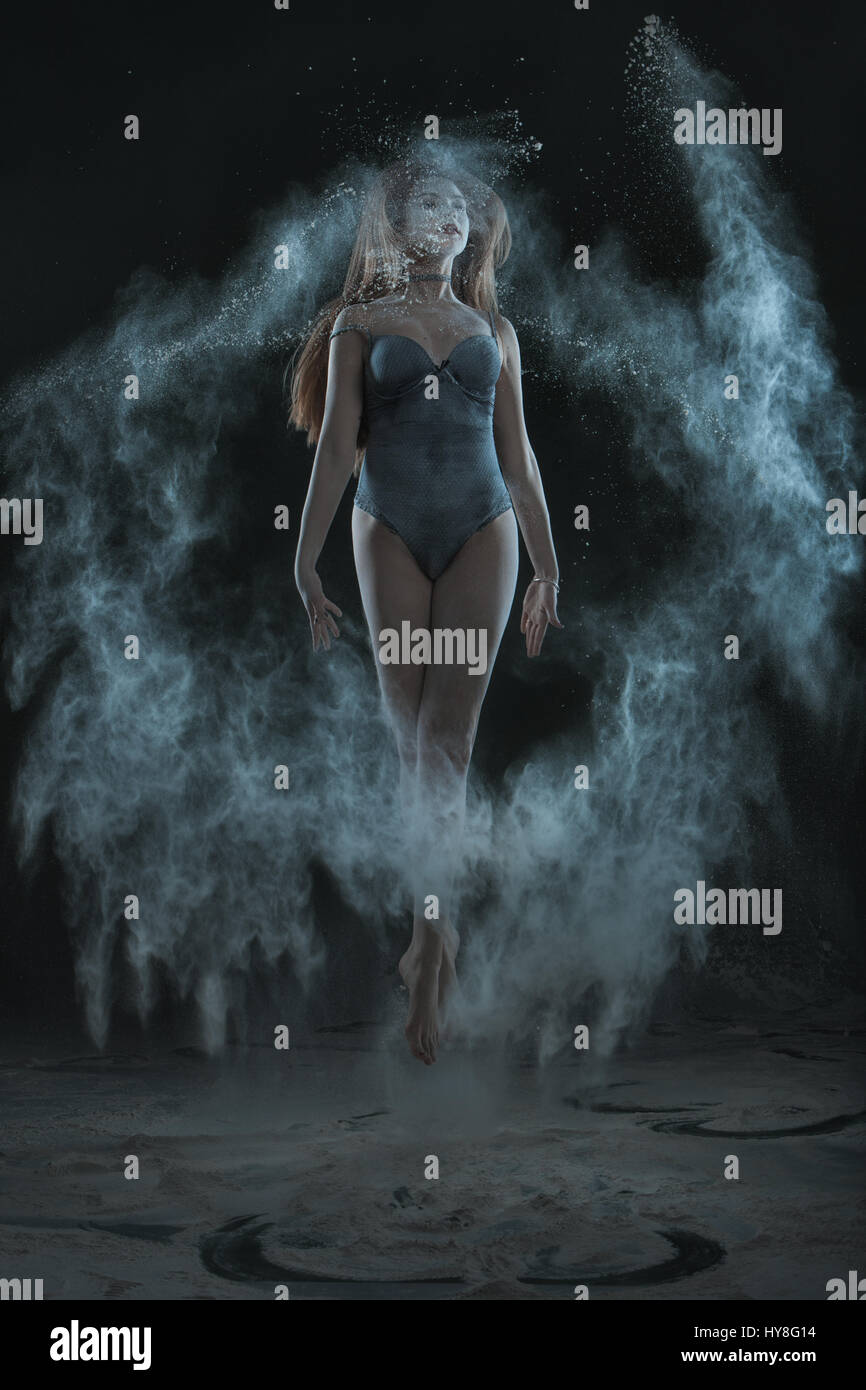 La ballerina in movimento nella nuvola di polvere, artistiche immagini ad alte prestazioni. Foto Stock