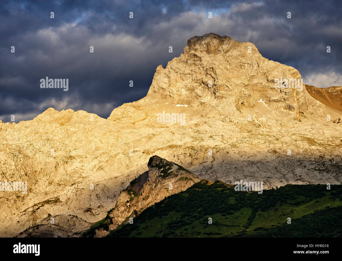 Francia, Haute-Savoie, Le Grand Bornand, Massif des Aravis, la Pointe Percee mount al crepuscolo. Foto Stock