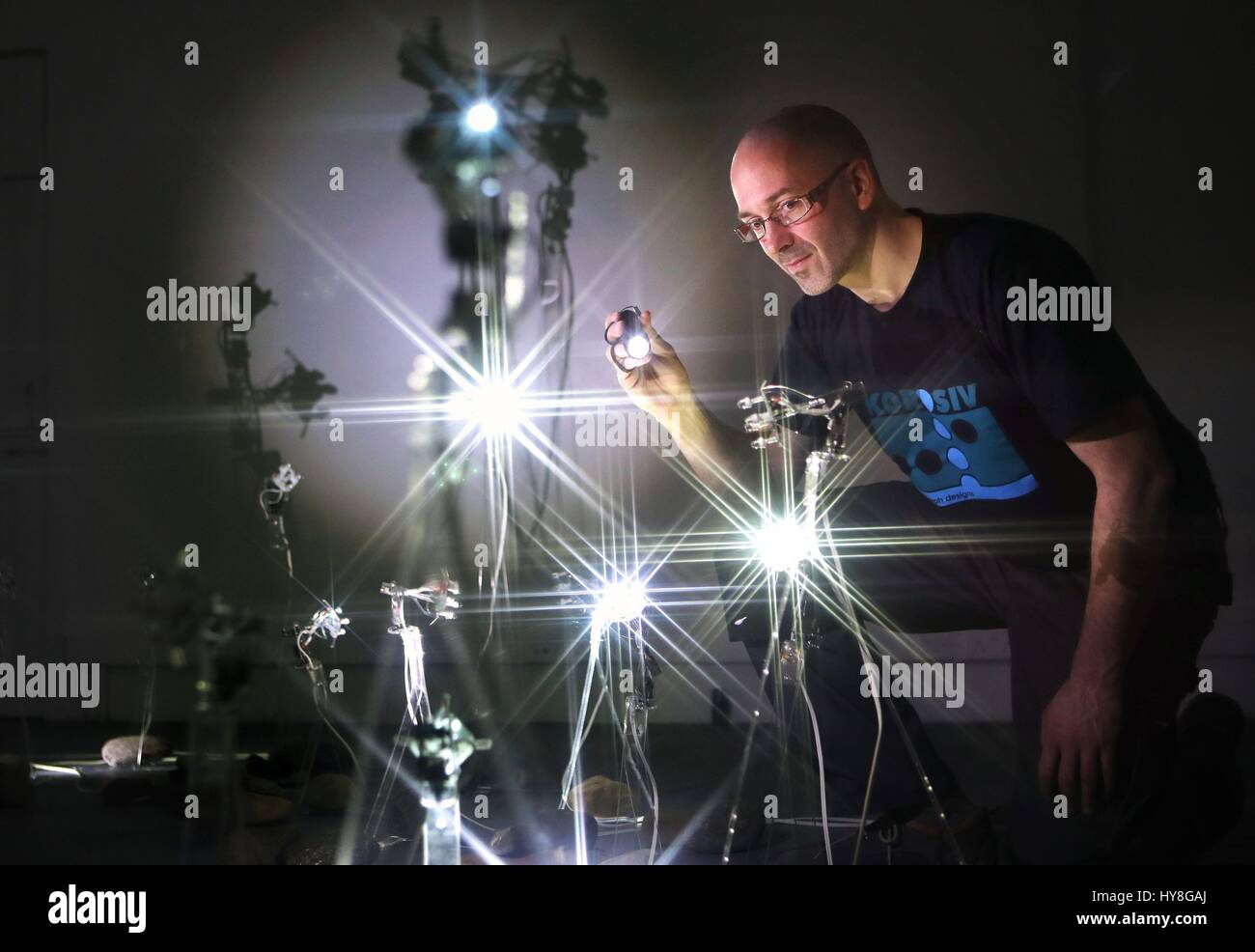 Nota del redattore STAR-burst filtro utilizzato dr Dave Murray-Rust dall' Università di Edimburgo si installa in un campo di girasoli cibernetici nella galleria Summerhall al Edinburgh International Festival della Scienza. Il robot fiori agiscono indipendentemente, in cerca di luce, comunicare gli uni con gli altri e di interagire con i visitatori. L'installazione sarà al Edinburgh Summerhall fino al 16 aprile. Foto Stock