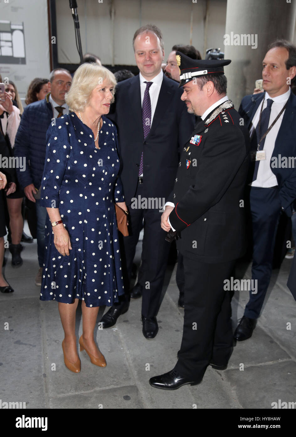 La duchessa di Cornovaglia è mostrato intorno dal dr. Eike Schmidt (centro), direttore della Galleria degli Uffizi, durante la visita al Corridoio Vasariano a Firenze, Italia. Foto Stock