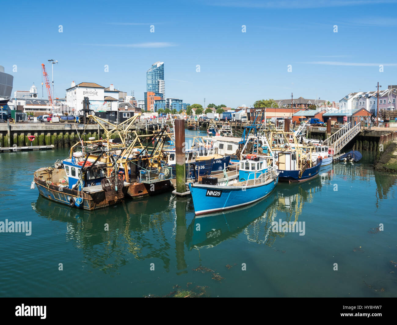Barche da pesca nel porto di Portsmouth Foto Stock