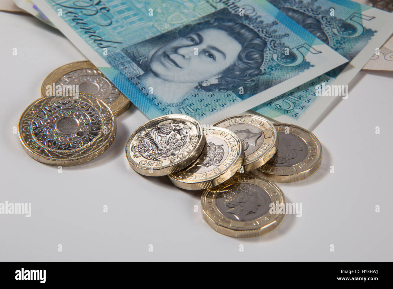 Nuovo £ 1 libbra di monete, £2 libbra di monete e di £ 5 pound note Foto Stock