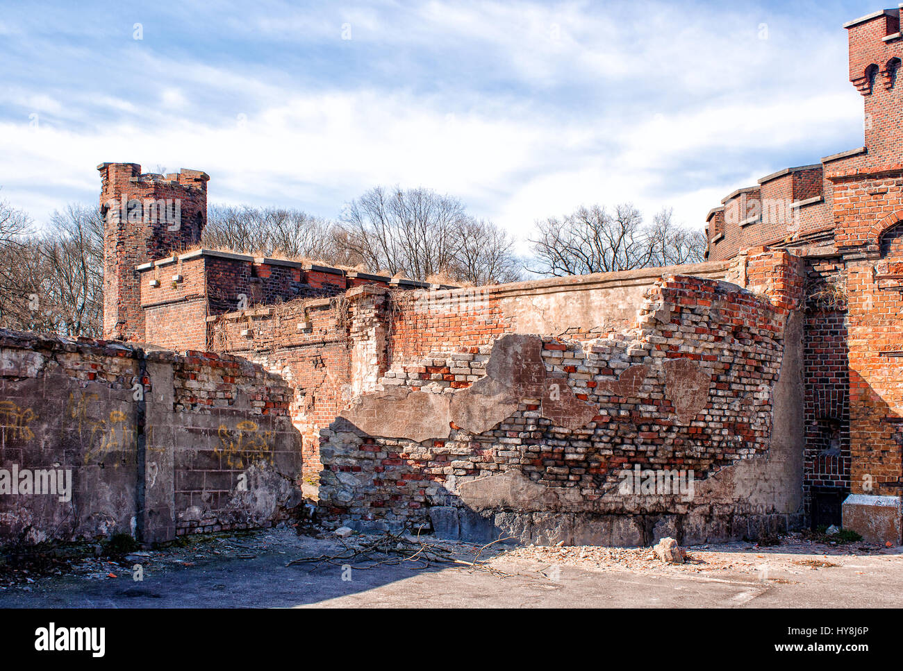 Parete in rovina di un vecchio abbandonato fortezza sulla soleggiata giornata di primavera Foto Stock