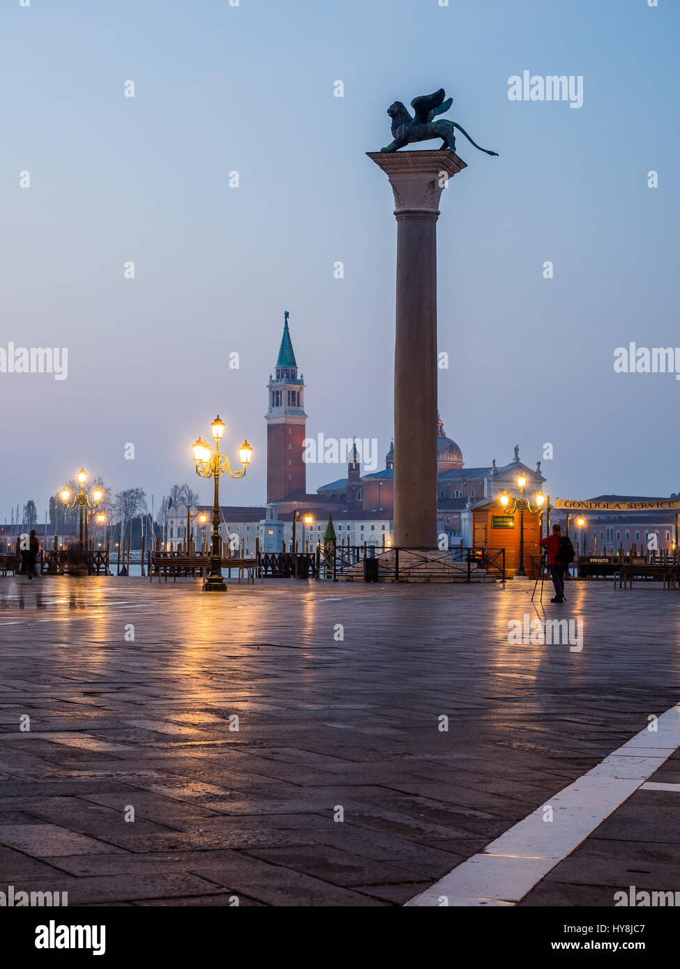 La mattina presto pre-alba vista delle Colonne di San Marco e San Todaro e la Chiesa di San Giorgio Maggoire, Venezia con luci di strada Foto Stock