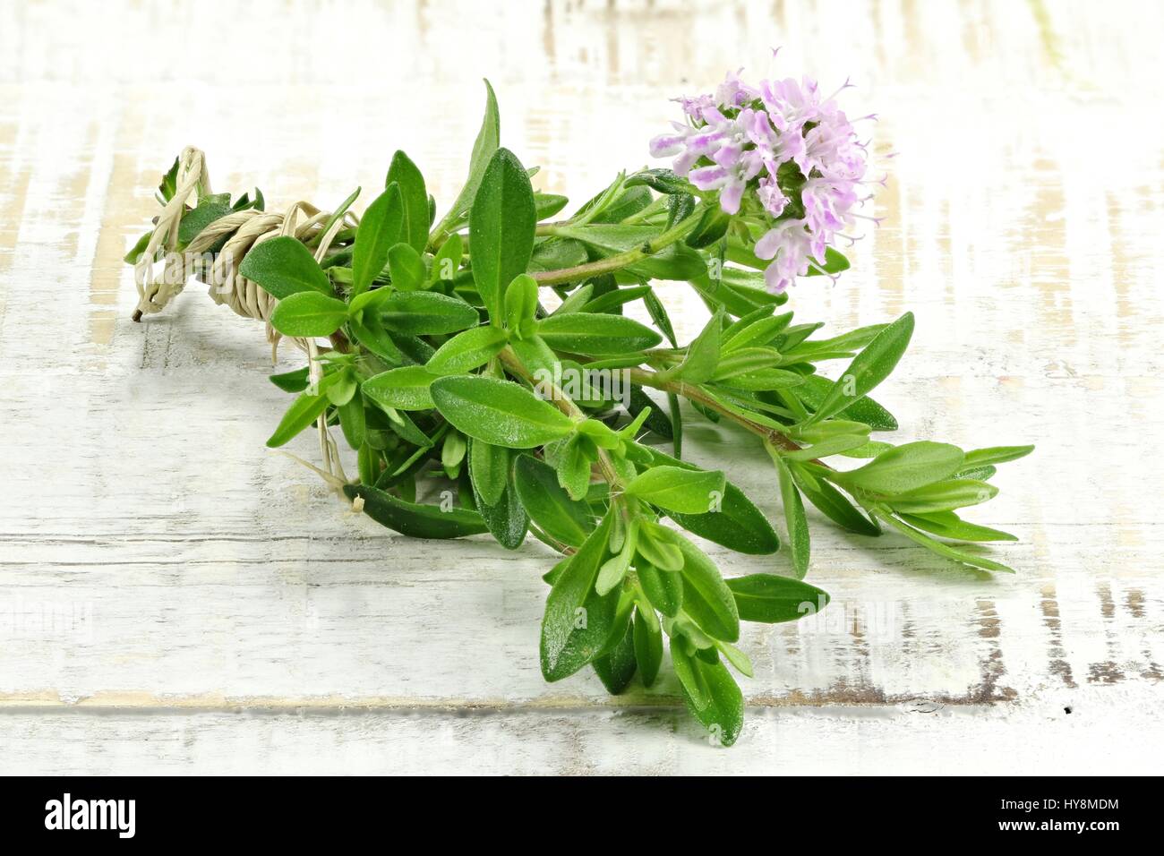 Mazzetto di timo fresco su sfondo di legno Foto Stock