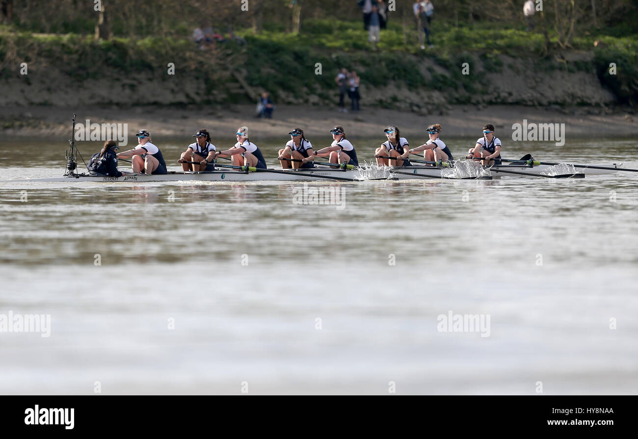 Oxford donna equipaggio in azione durante la donna della gara in barca sul fiume Tamigi, Londra. Foto Stock