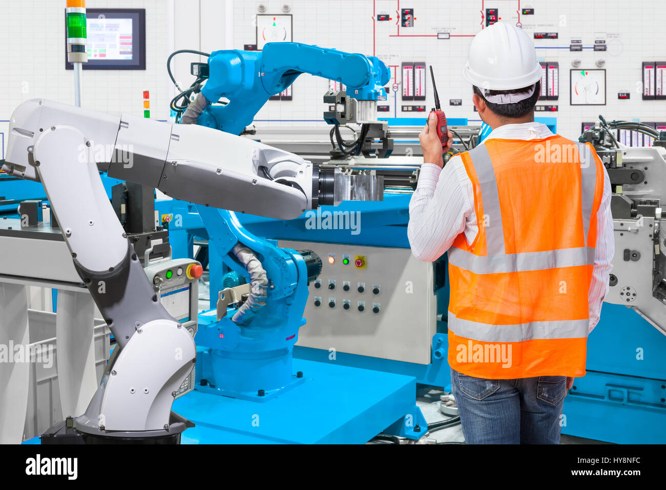 Tecnico di manutenzione automatica di controllo mano robotica di macchina  utensile alla fabbricazione industriale factory Foto stock - Alamy
