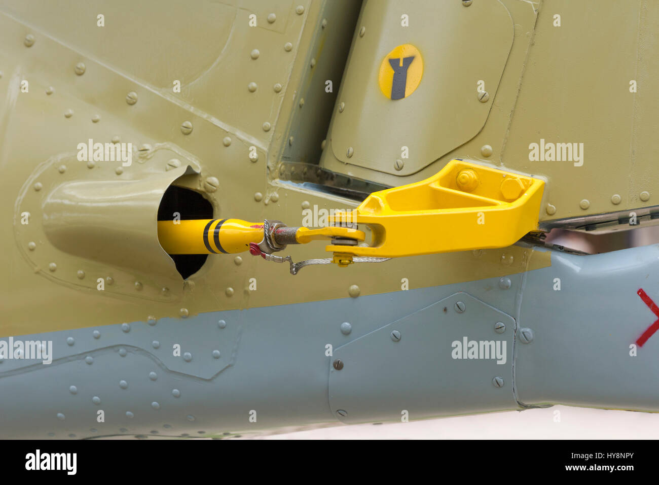 Close-up di aereo pinna di coda il piano di volo in background Foto Stock