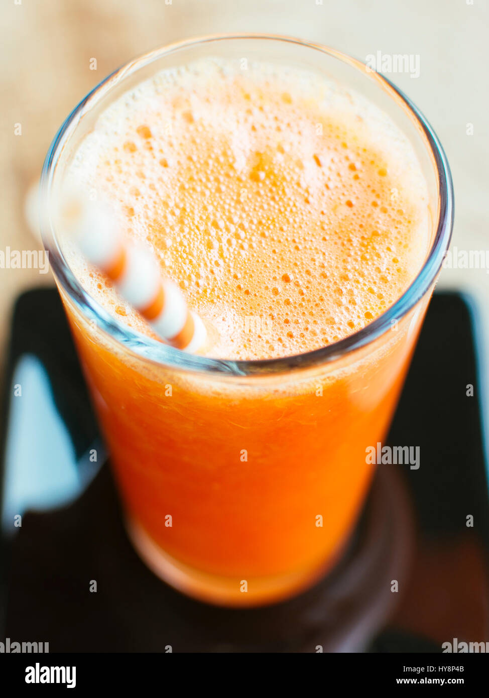 Carota fresco e succo di arancia in un bicchiere Foto Stock