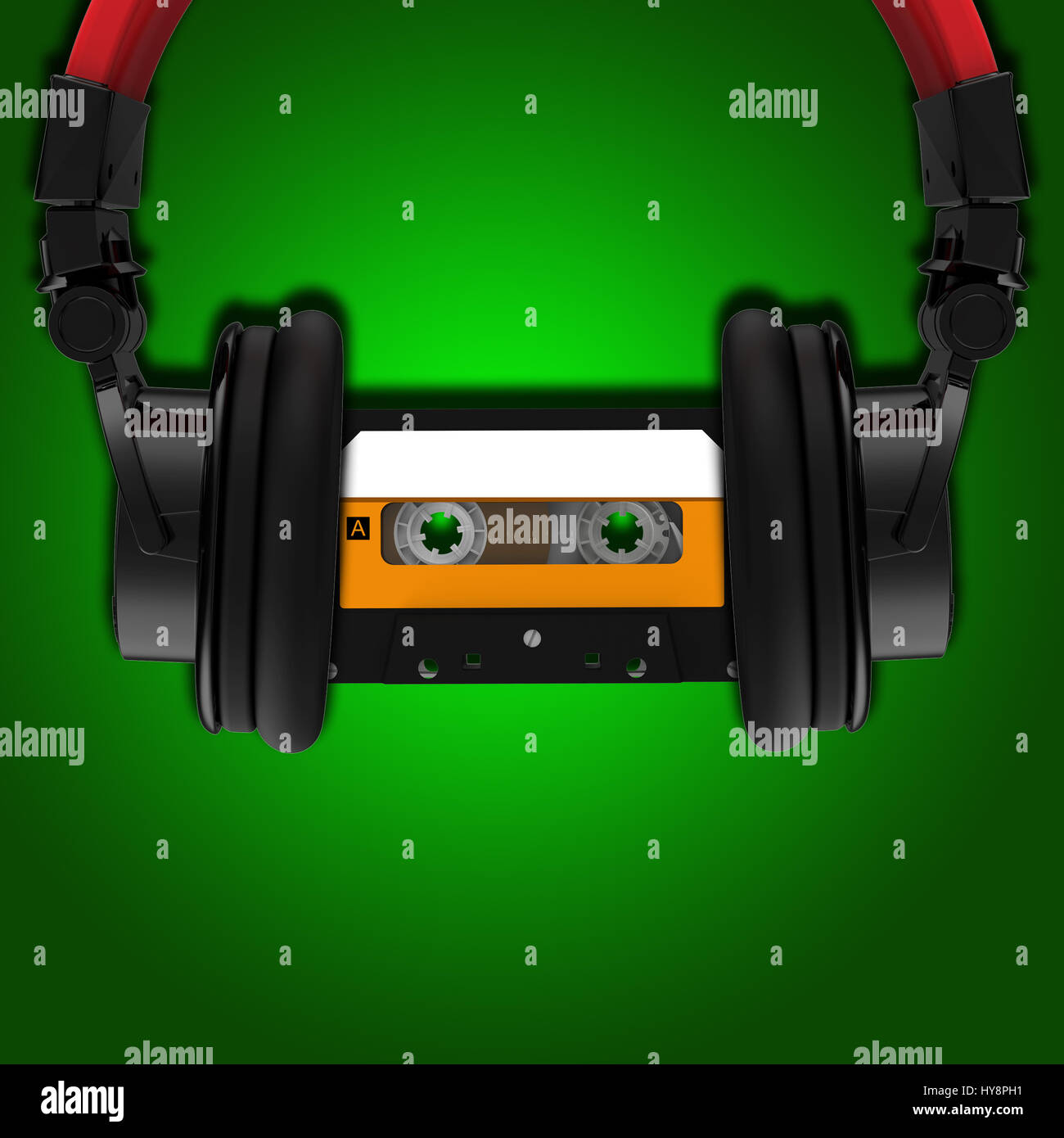 Riproduttore di cassette audio e cuffie su uno sfondo verde Foto Stock