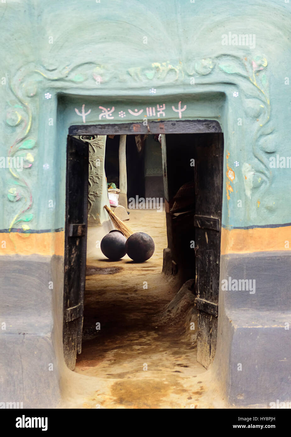 Una tribù Santhal casa di villaggio, decorata porta due brocche annerito, con spazio di copia Foto Stock