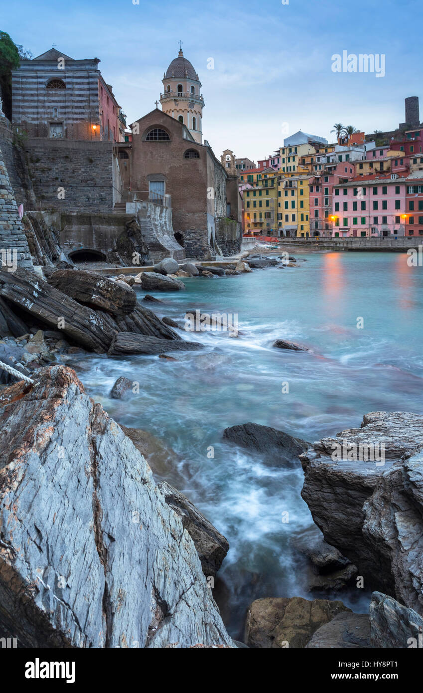 Nuvoloso alba nel porto del villaggio di Vernazza, il Parco Nazionale delle Cinque Terre, provincia di La Spezia, Liguria, Italia. Foto Stock