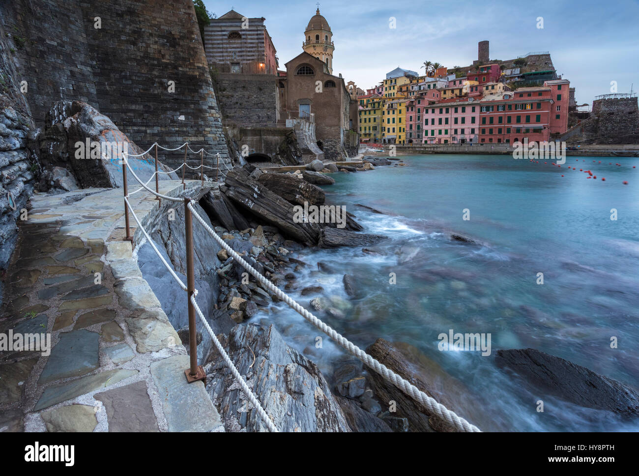 Nuvoloso alba nel porto del villaggio di Vernazza, il Parco Nazionale delle Cinque Terre, provincia di La Spezia, Liguria, Italia. Foto Stock