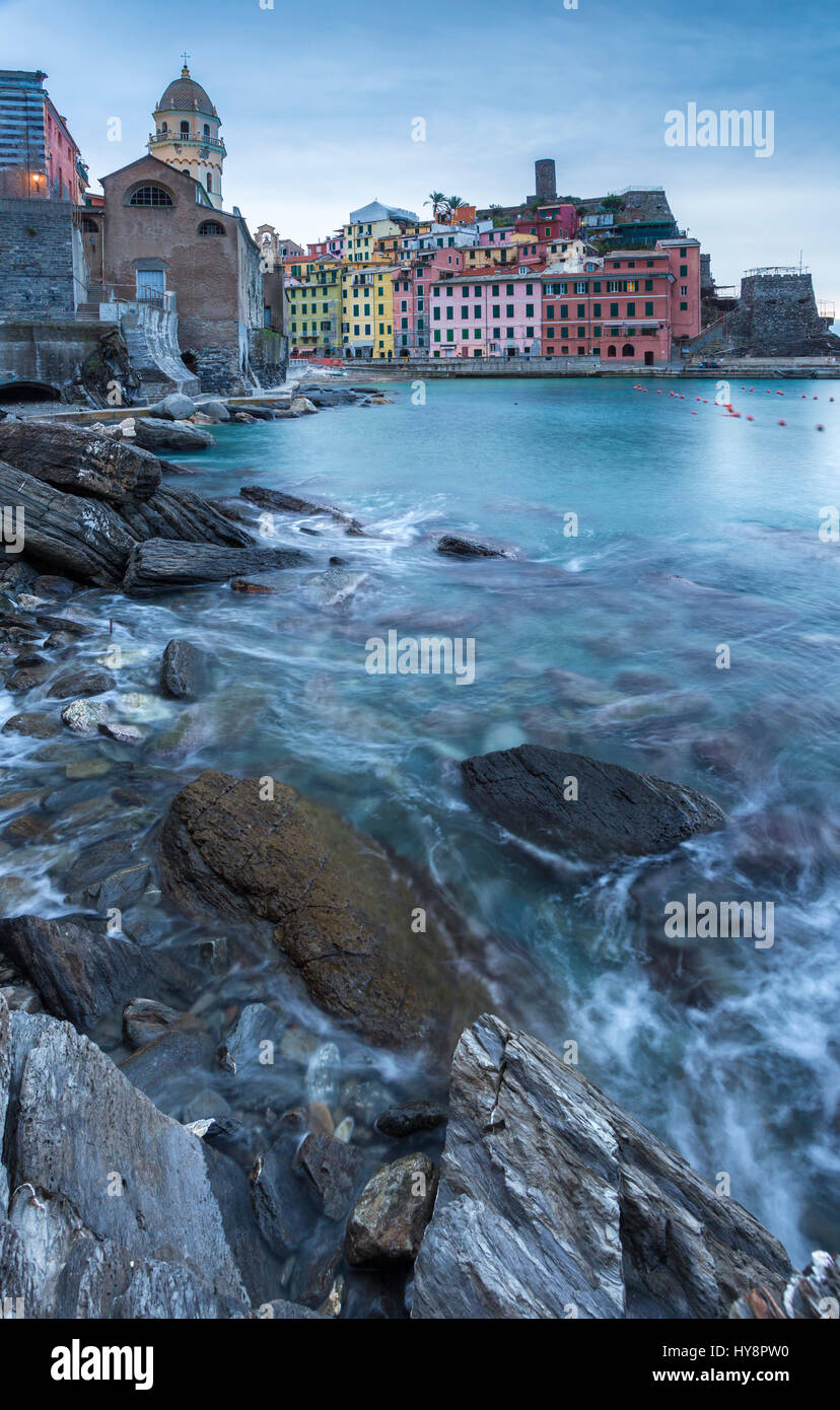 Nuvoloso alba nel porto del villaggio di Vernazza, il Parco Nazionale delle Cinque Terre, provincia di La Spezia, Liguria, Italia. Foto Stock
