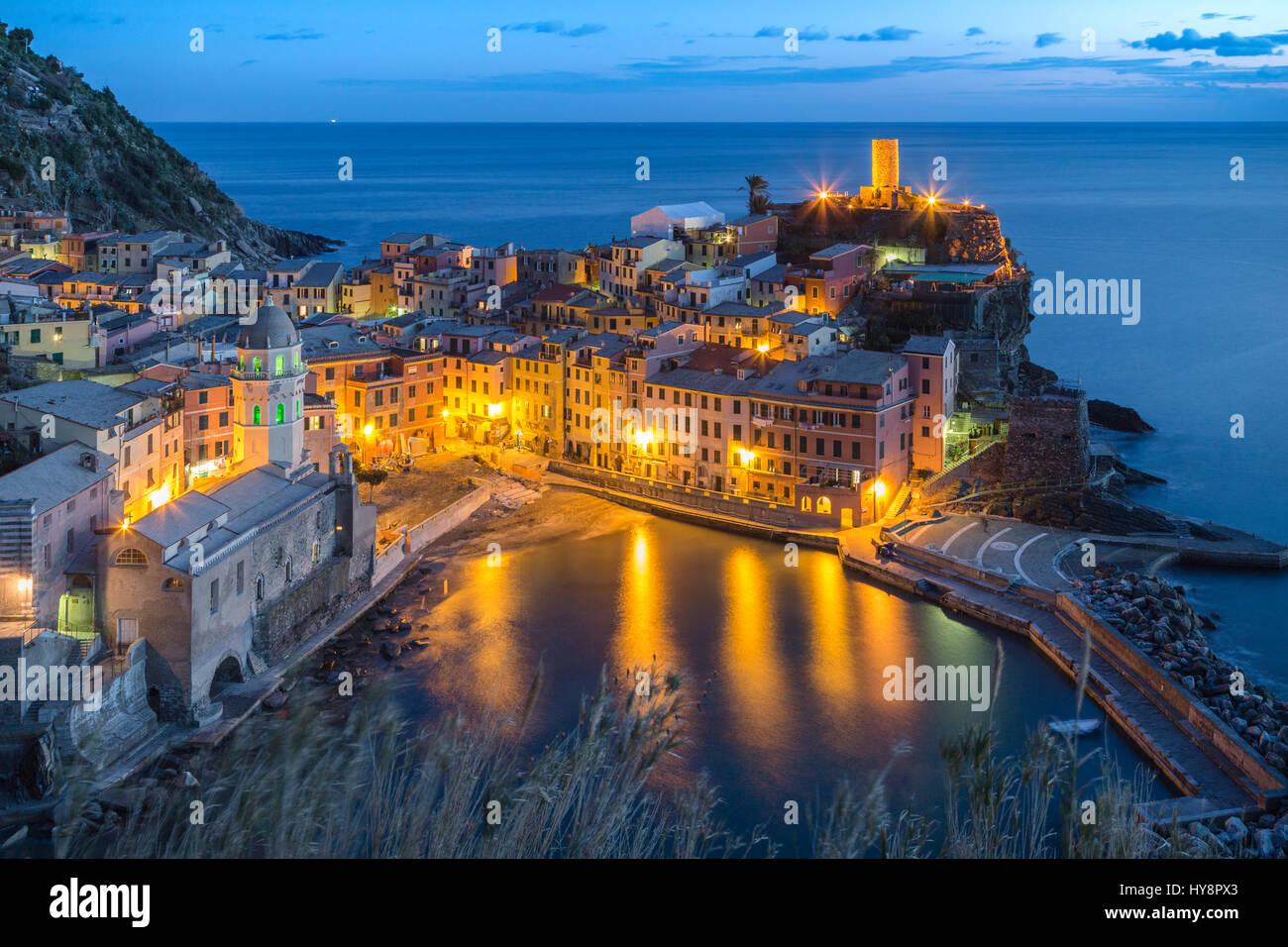 Ora blu nel porto del villaggio di Vernazza, il Parco Nazionale delle Cinque Terre, provincia di La Spezia, Liguria, Italia. Foto Stock
