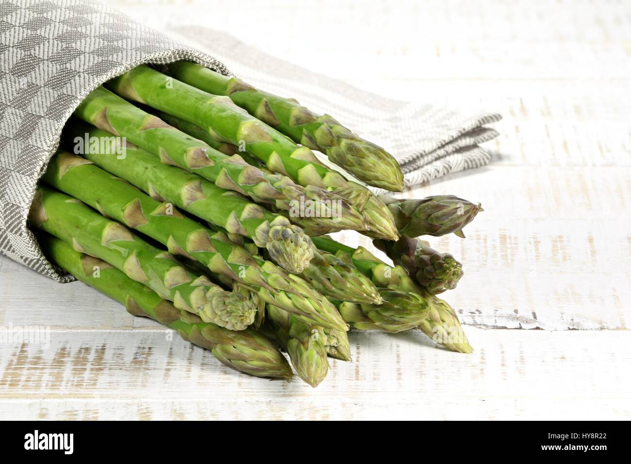Bundle di asparagi verdi su sfondo di legno Foto Stock