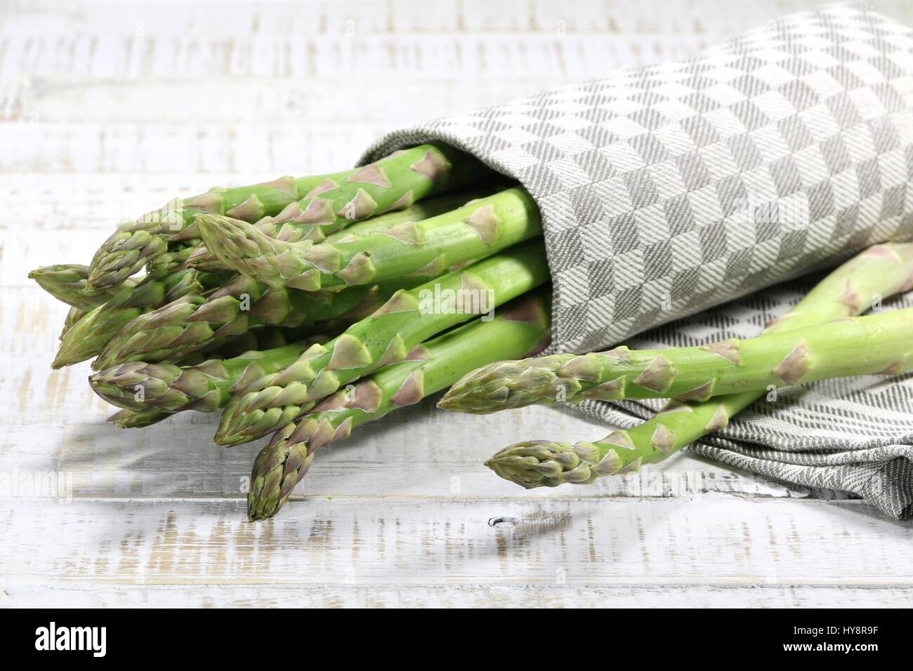 Bundle di asparagi verdi su sfondo di legno Foto Stock