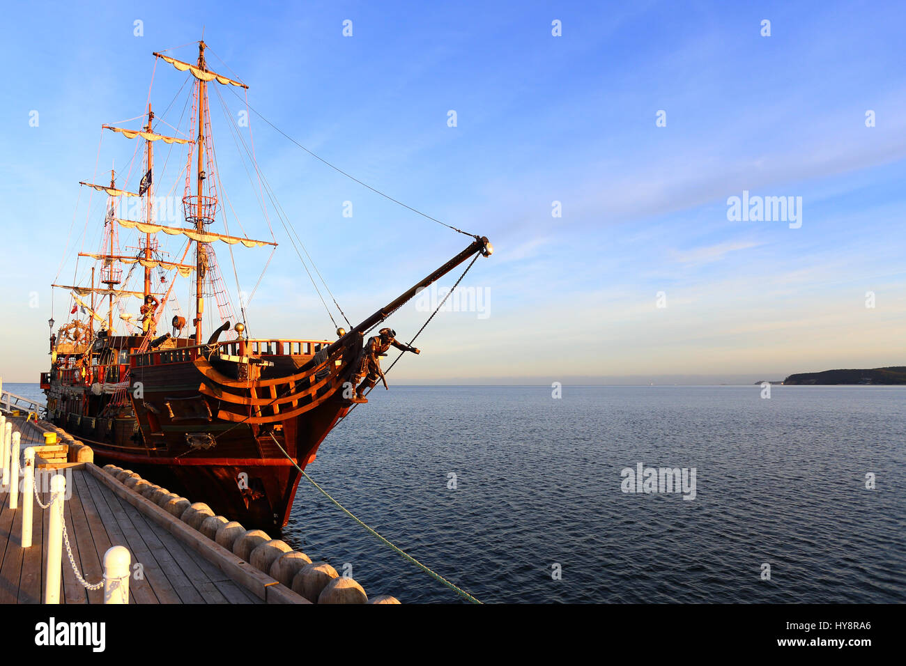 Vecchia nave di legno presso il molo. Old Ship sul cielo blu sullo sfondo. Viaggio perfetto sfondo. Copia dello spazio sul cielo blu sullo sfondo. Foto Stock